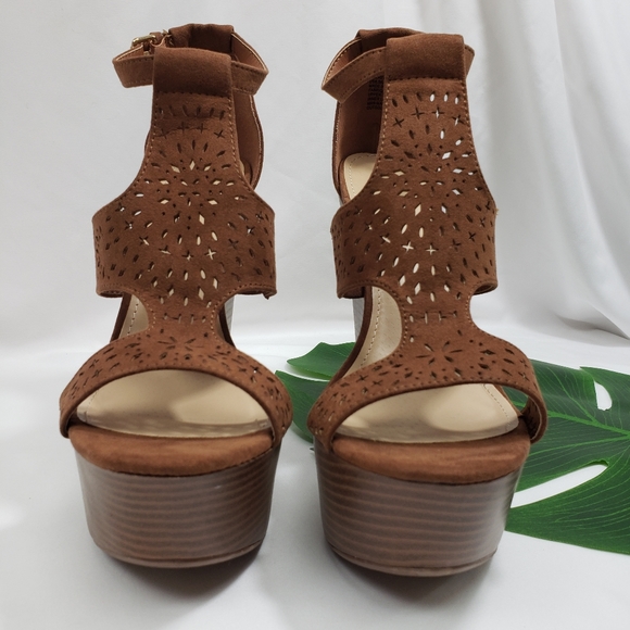 JustFab SHEREE Platform Sandals - Picture 4 of 16